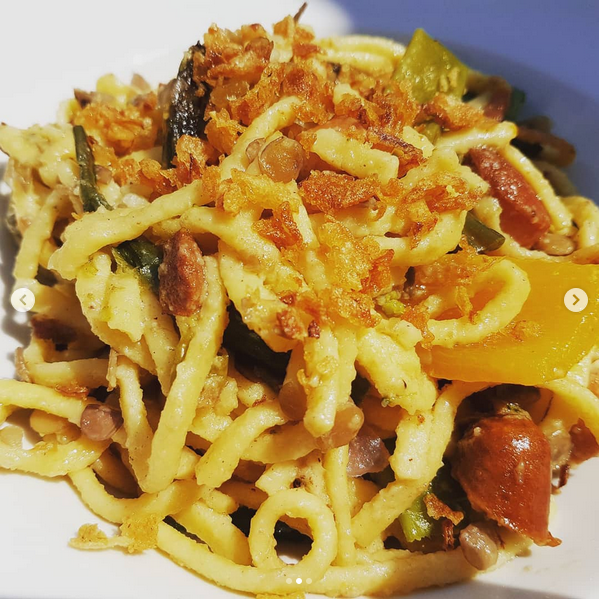 Bulgur und frischer Salat im Mittagstisch