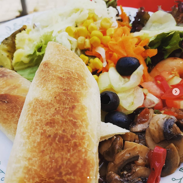 Gemischter Teller mit Bulgur und Fruehlingsrolle