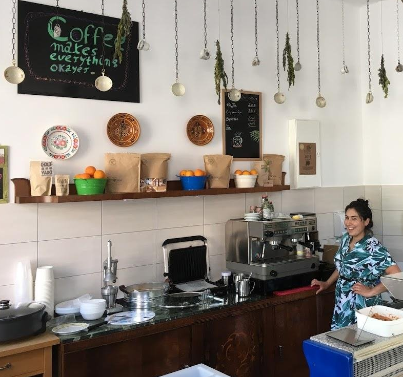 Blick in den Gastraum mit Theke