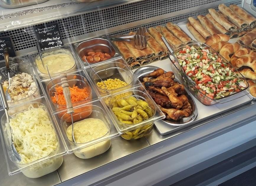 Thekenbereich mit hausgemachten Speisen